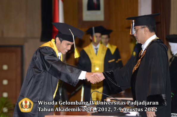 wisuda-unpad-gel-iv-2011_2012-fakultas-mipa-oleh-rektor-121