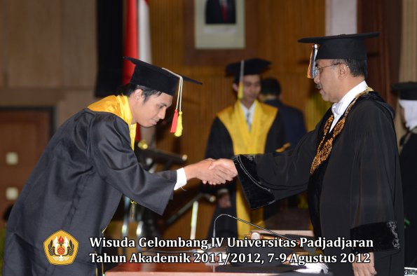 wisuda-unpad-gel-iv-2011_2012-fakultas-mipa-oleh-rektor-122