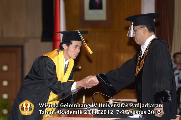 wisuda-unpad-gel-iv-2011_2012-fakultas-mipa-oleh-rektor-123