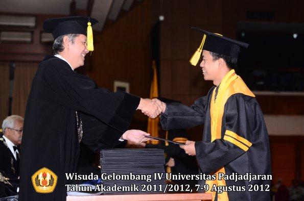 wisuda-unpad-gel-iv-2011_2012-fakultas-ekonomi-dan-bisnis-oleh-dekan-002