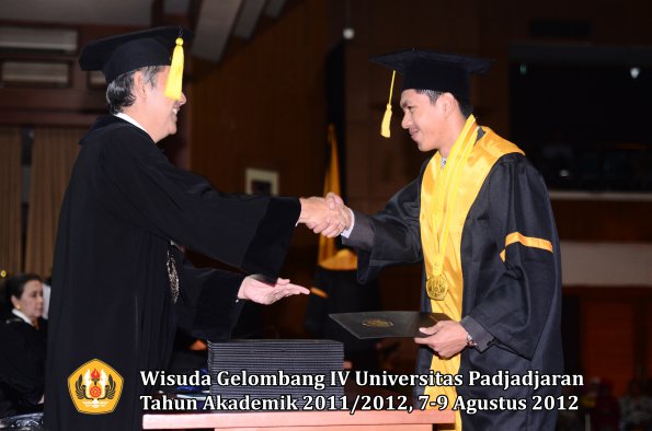 wisuda-unpad-gel-iv-2011_2012-fakultas-ekonomi-dan-bisnis-oleh-dekan-066