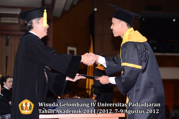 wisuda-unpad-gel-iv-2011_2012-fakultas-ekonomi-dan-bisnis-oleh-dekan-075