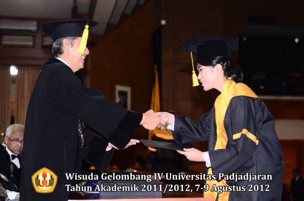 wisuda-unpad-gel-iv-2011_2012-fakultas-ekonomi-dan-bisnis-oleh-dekan-085