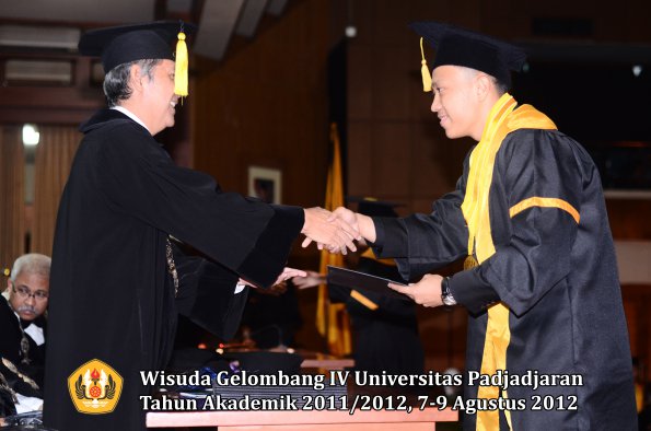 wisuda-unpad-gel-iv-2011_2012-fakultas-ekonomi-dan-bisnis-oleh-dekan-089