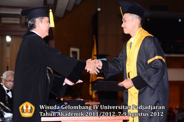 wisuda-unpad-gel-iv-2011_2012-fakultas-ekonomi-dan-bisnis-oleh-dekan-092