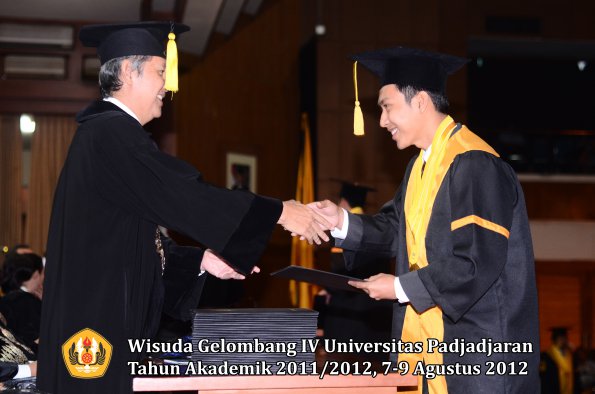 wisuda-unpad-gel-iv-2011_2012-fakultas-ekonomi-dan-bisnis-oleh-dekan-116