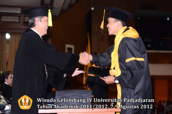 wisuda-unpad-gel-iv-2011_2012-fakultas-ekonomi-dan-bisnis-oleh-dekan-117