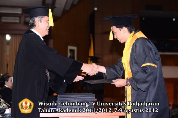 wisuda-unpad-gel-iv-2011_2012-fakultas-ekonomi-dan-bisnis-oleh-dekan-118