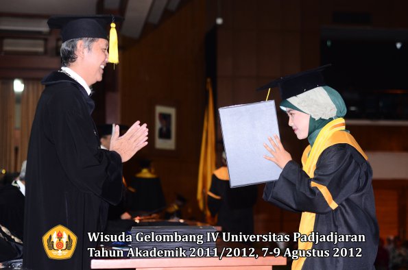 wisuda-unpad-gel-iv-2011_2012-fakultas-ekonomi-dan-bisnis-oleh-dekan-128