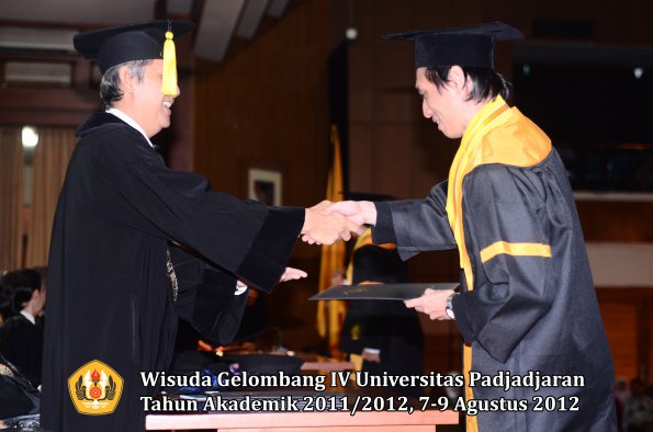 wisuda-unpad-gel-iv-2011_2012-fakultas-ekonomi-dan-bisnis-oleh-dekan-144