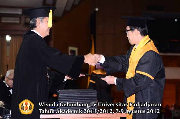 wisuda-unpad-gel-iv-2011_2012-fakultas-ekonomi-dan-bisnis-oleh-dekan-157