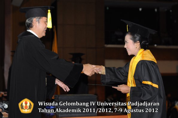 wisuda-unpad-gel-iv-2011_2012-fakultas-ekonomi-dan-bisnis-oleh-dekan-163