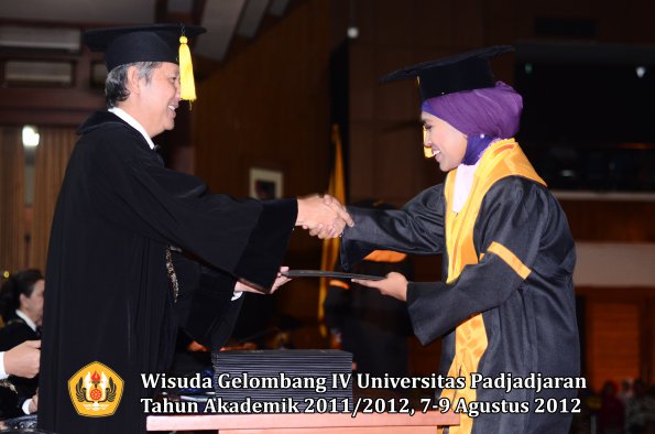 wisuda-unpad-gel-iv-2011_2012-fakultas-ekonomi-dan-bisnis-oleh-dekan-171