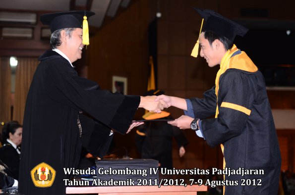 wisuda-unpad-gel-iv-2011_2012-fakultas-ekonomi-dan-bisnis-oleh-dekan-173