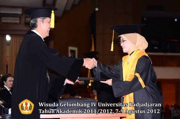 wisuda-unpad-gel-iv-2011_2012-fakultas-ekonomi-dan-bisnis-oleh-dekan-176