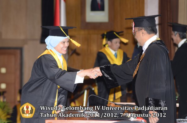 wisuda-unpad-gel-iv-2011_2012-fakultas-ekonomi-dan-bisnis-oleh-rektor-006