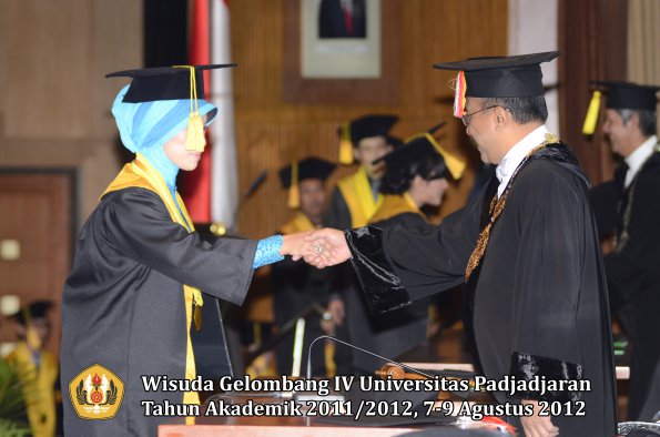 wisuda-unpad-gel-iv-2011_2012-fakultas-ekonomi-dan-bisnis-oleh-rektor-023