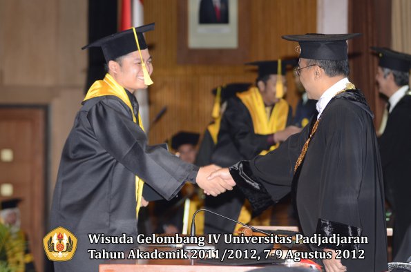 wisuda-unpad-gel-iv-2011_2012-fakultas-ekonomi-dan-bisnis-oleh-rektor-026