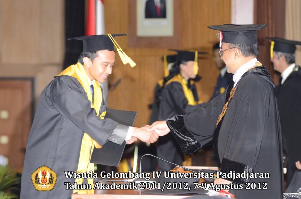 wisuda-unpad-gel-iv-2011_2012-fakultas-ekonomi-dan-bisnis-oleh-rektor-032