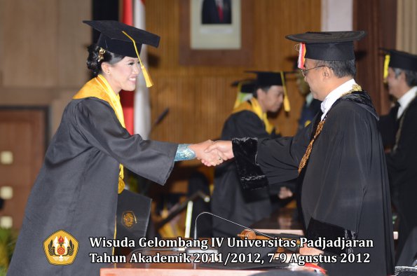 wisuda-unpad-gel-iv-2011_2012-fakultas-ekonomi-dan-bisnis-oleh-rektor-051