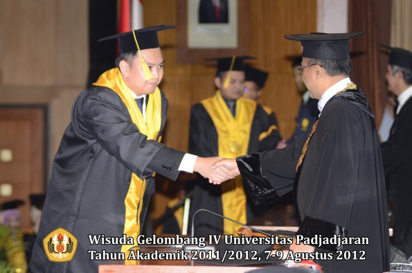 wisuda-unpad-gel-iv-2011_2012-fakultas-ekonomi-dan-bisnis-oleh-rektor-063