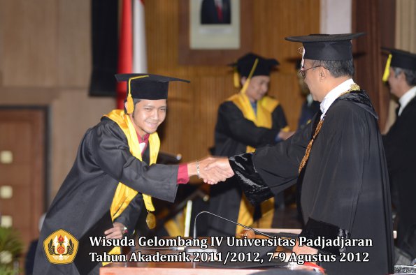 wisuda-unpad-gel-iv-2011_2012-fakultas-ekonomi-dan-bisnis-oleh-rektor-073