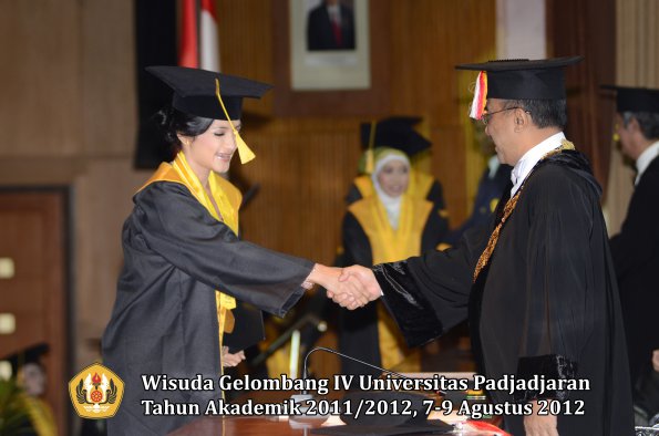 wisuda-unpad-gel-iv-2011_2012-fakultas-ekonomi-dan-bisnis-oleh-rektor-081