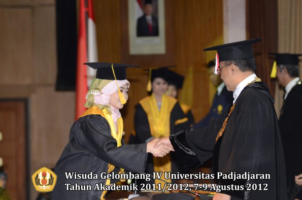 wisuda-unpad-gel-iv-2011_2012-fakultas-ekonomi-dan-bisnis-oleh-rektor-084