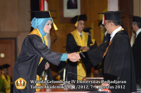 wisuda-unpad-gel-iv-2011_2012-fakultas-ekonomi-dan-bisnis-oleh-rektor-091