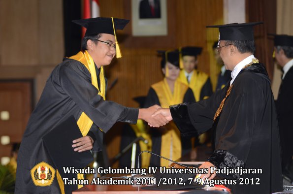 wisuda-unpad-gel-iv-2011_2012-fakultas-ekonomi-dan-bisnis-oleh-rektor-095