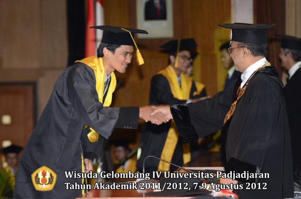 wisuda-unpad-gel-iv-2011_2012-fakultas-ekonomi-dan-bisnis-oleh-rektor-101