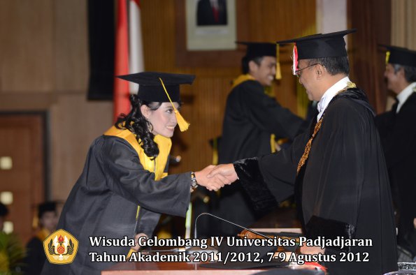 wisuda-unpad-gel-iv-2011_2012-fakultas-ekonomi-dan-bisnis-oleh-rektor-104