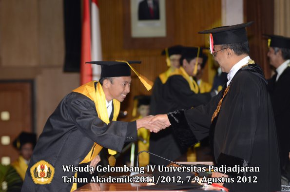 wisuda-unpad-gel-iv-2011_2012-fakultas-ekonomi-dan-bisnis-oleh-rektor-107