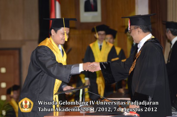 wisuda-unpad-gel-iv-2011_2012-fakultas-ekonomi-dan-bisnis-oleh-rektor-108