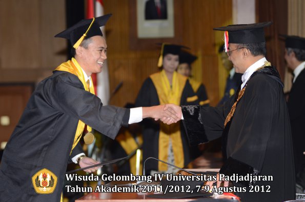 wisuda-unpad-gel-iv-2011_2012-fakultas-ekonomi-dan-bisnis-oleh-rektor-110