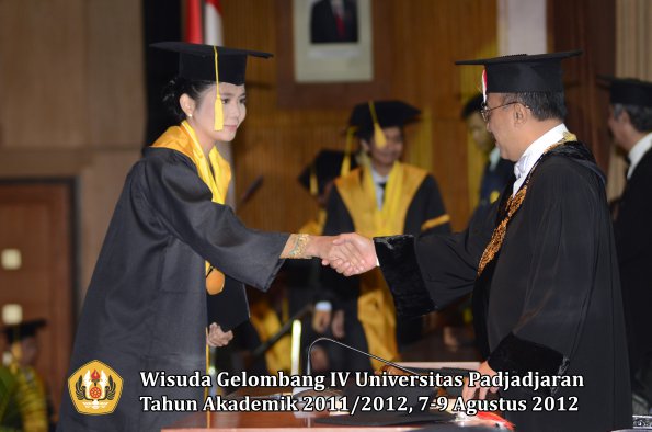 wisuda-unpad-gel-iv-2011_2012-fakultas-ekonomi-dan-bisnis-oleh-rektor-111