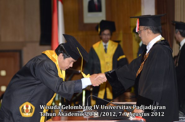 wisuda-unpad-gel-iv-2011_2012-fakultas-ekonomi-dan-bisnis-oleh-rektor-113