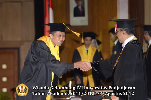 wisuda-unpad-gel-iv-2011_2012-fakultas-ekonomi-dan-bisnis-oleh-rektor-117