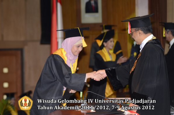 wisuda-unpad-gel-iv-2011_2012-fakultas-ekonomi-dan-bisnis-oleh-rektor-120