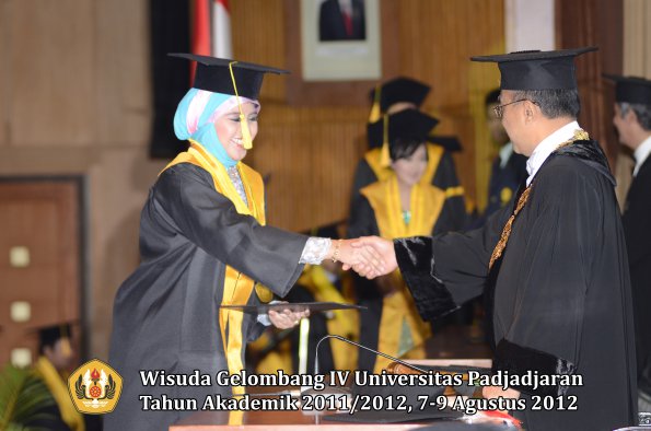 wisuda-unpad-gel-iv-2011_2012-fakultas-ekonomi-dan-bisnis-oleh-rektor-133