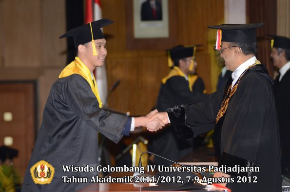 wisuda-unpad-gel-iv-2011_2012-fakultas-ekonomi-dan-bisnis-oleh-rektor-136