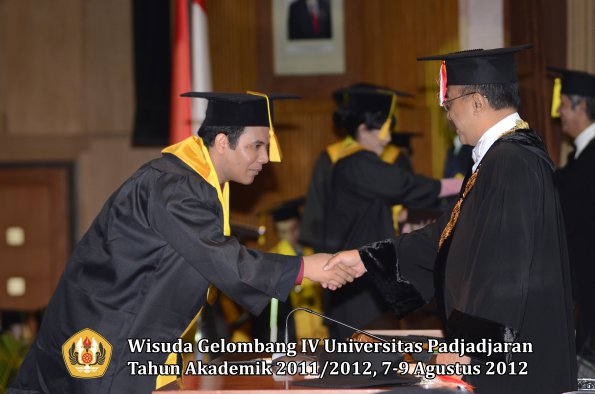 wisuda-unpad-gel-iv-2011_2012-fakultas-ekonomi-dan-bisnis-oleh-rektor-140