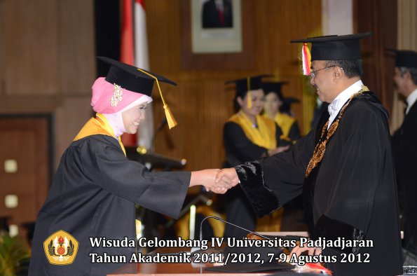 wisuda-unpad-gel-iv-2011_2012-fakultas-ekonomi-dan-bisnis-oleh-rektor-153