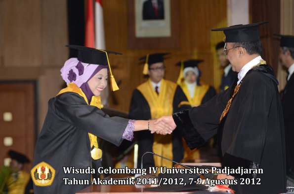 wisuda-unpad-gel-iv-2011_2012-fakultas-ekonomi-dan-bisnis-oleh-rektor-156