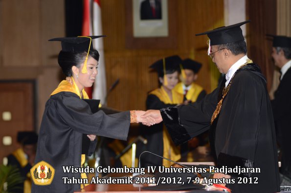 wisuda-unpad-gel-iv-2011_2012-fakultas-ekonomi-dan-bisnis-oleh-rektor-162