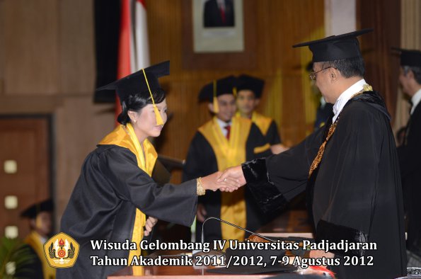 wisuda-unpad-gel-iv-2011_2012-fakultas-ekonomi-dan-bisnis-oleh-rektor-163