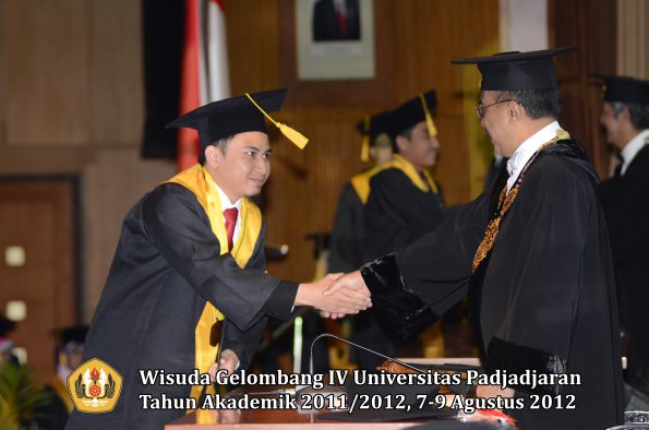 wisuda-unpad-gel-iv-2011_2012-fakultas-ekonomi-dan-bisnis-oleh-rektor-164