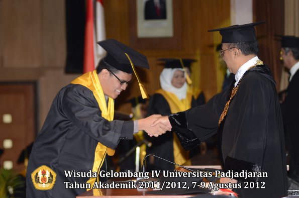 wisuda-unpad-gel-iv-2011_2012-fakultas-ekonomi-dan-bisnis-oleh-rektor-166