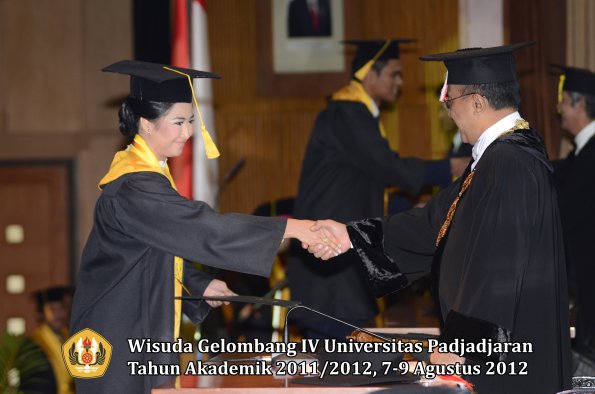 wisuda-unpad-gel-iv-2011_2012-fakultas-ekonomi-dan-bisnis-oleh-rektor-168