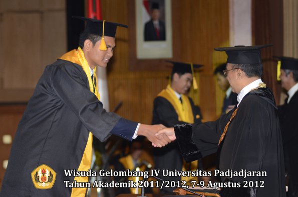 wisuda-unpad-gel-iv-2011_2012-fakultas-ekonomi-dan-bisnis-oleh-rektor-169